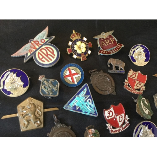 51 - COLLECTION OF ENAMEL BADGES TO INCLUDE WW2 EXAMPLES