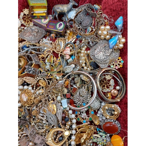 154 - Box of mixed costume jewellery