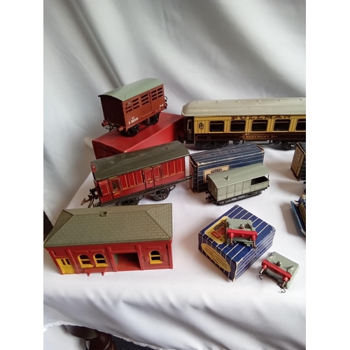 180 - Collection of OO & O gauge Hornby and other items. 4 very nice tin plate German carriages. 15 items ... 