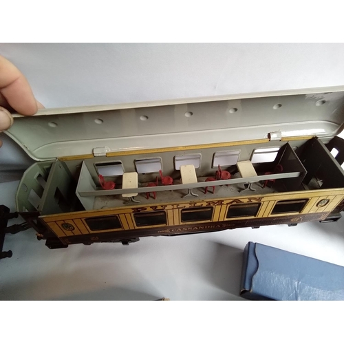 180 - Collection of OO & O gauge Hornby and other items. 4 very nice tin plate German carriages. 15 items ... 