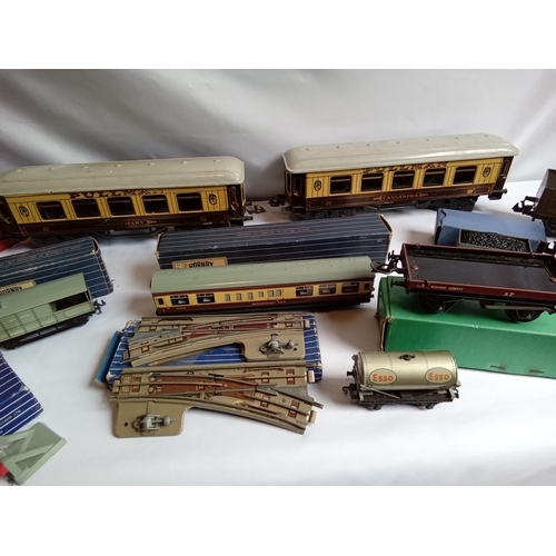 180 - Collection of OO & O gauge Hornby and other items. 4 very nice tin plate German carriages. 15 items ... 