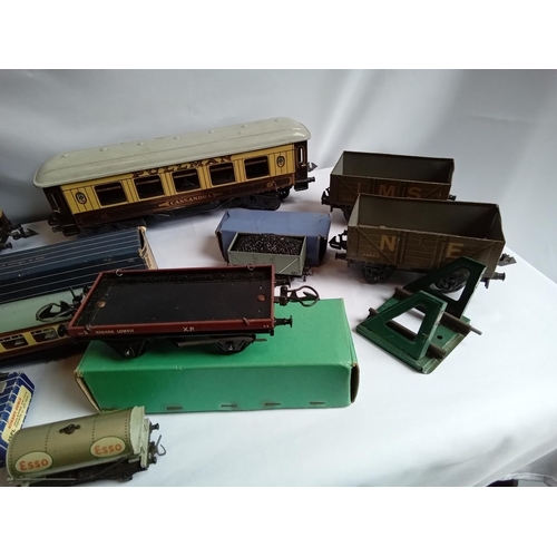 180 - Collection of OO & O gauge Hornby and other items. 4 very nice tin plate German carriages. 15 items ... 