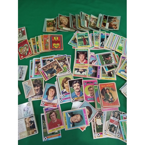 89 - Large quantity of vintage trading cards and cigarette cards. Lots of fottball cards by Topps chewing... 