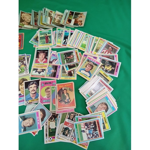 89 - Large quantity of vintage trading cards and cigarette cards. Lots of fottball cards by Topps chewing... 