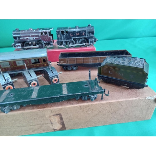 94 - OO gauge. 2 Tank locomotives and carriages