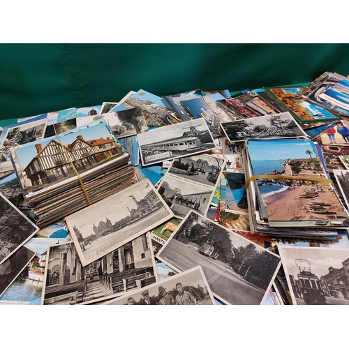 36 - Very large collection of vintage and antique postcards