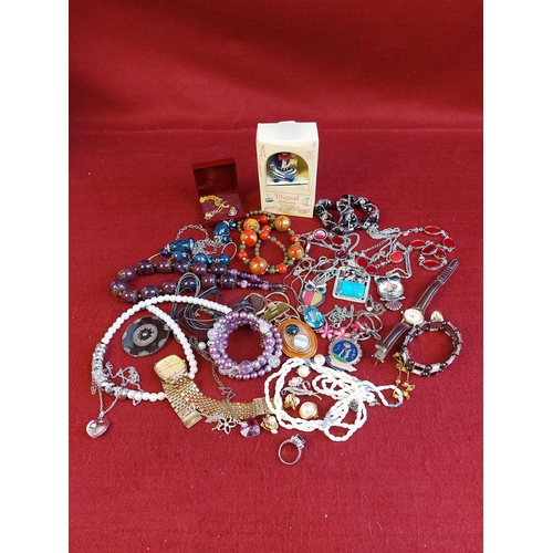 104 - Collection of costume jewellery.