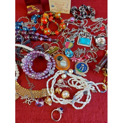 104 - Collection of costume jewellery.