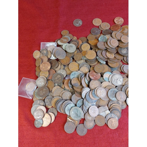 111 - Large collection of pennies and halfpennies.