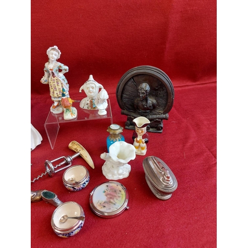 269 - Collection of decorative items.