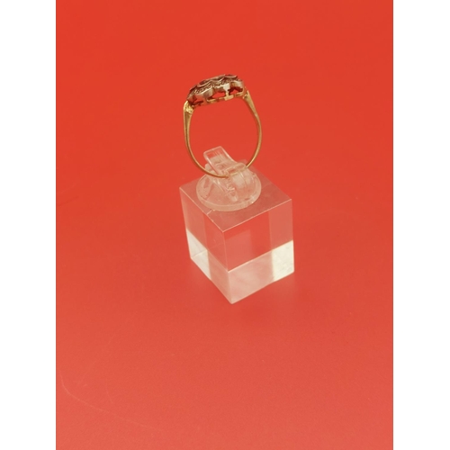 61 - Ladies 9ct gold ring.