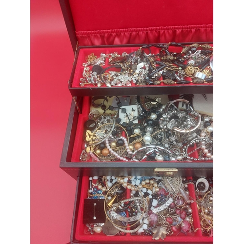 98 - Box of costume jewellery.