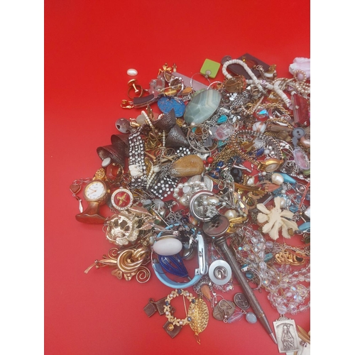 99 - Collection of costume jewellery.