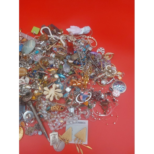 99 - Collection of costume jewellery.