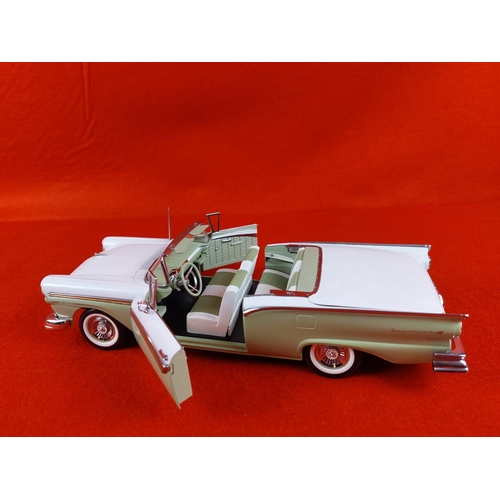 225 - Sun Star 1957 Ford Fairlane Sky Liner with retractable hardtop. Scale 1:18.