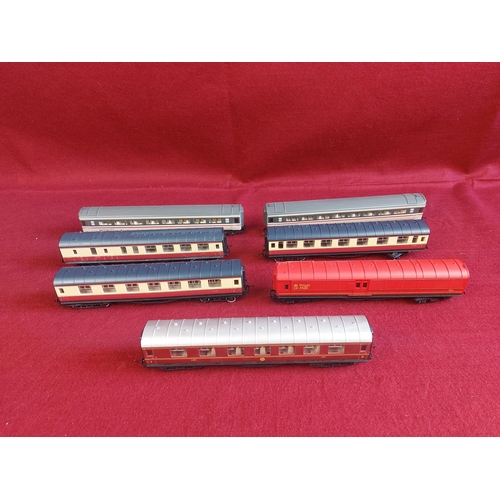 256 - Collection of Hornby 00 gauge carriages.