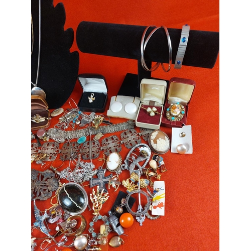 293 - Large collection of vintage costume jewellery