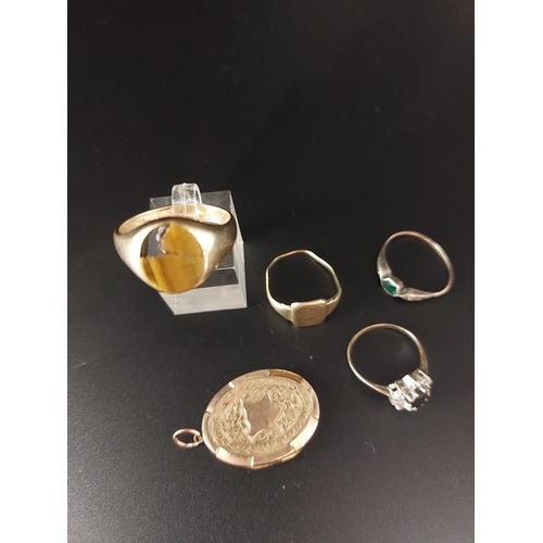 3 - 4 x 9ct gold rings and front and back locket 16.5 grams