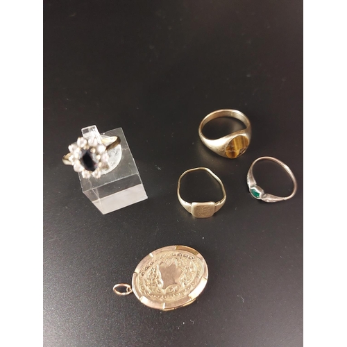 3 - 4 x 9ct gold rings and front and back locket 16.5 grams