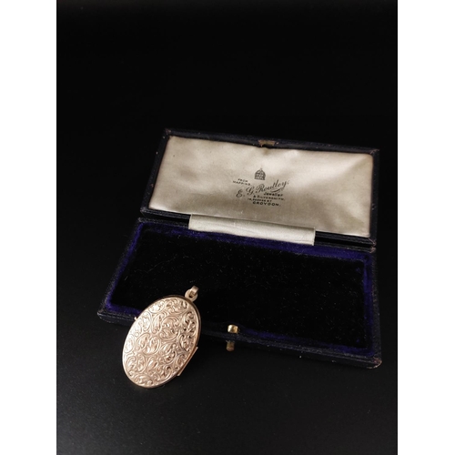 32 - 9ct gold locket and vintage jewellery box 4.4 grams