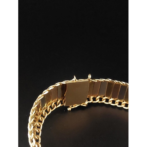 80 - Vintage 18ct gold 3 colour gold bracelet. Safety latch to side off. Total weight 34.3 grams