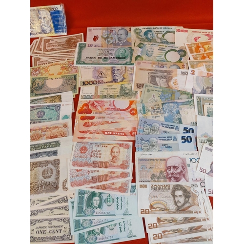 100 - Large collection of uncirculated bank notes