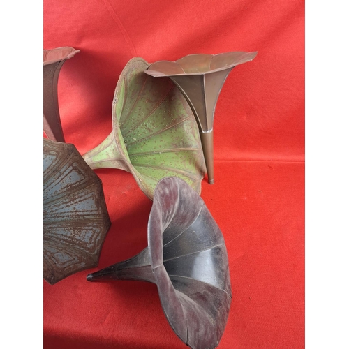 117 - Collection of mixed phonograph horns. Mixed conditions