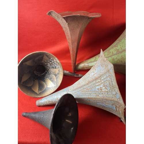 117 - Collection of mixed phonograph horns. Mixed conditions