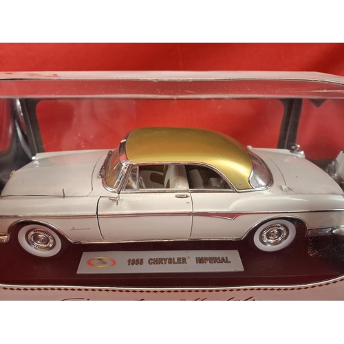 306 - Signature Models 1:18 1955 Chrysler Imperial in box