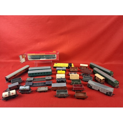 315 - Collection of OO gauge engines and carriages