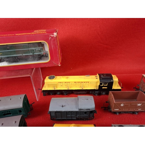 315 - Collection of OO gauge engines and carriages