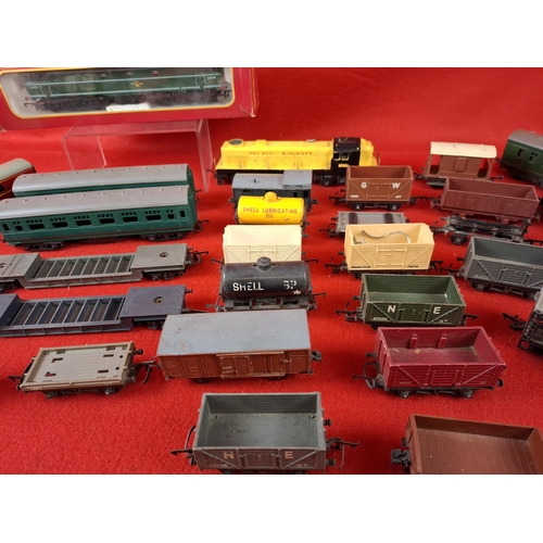 315 - Collection of OO gauge engines and carriages