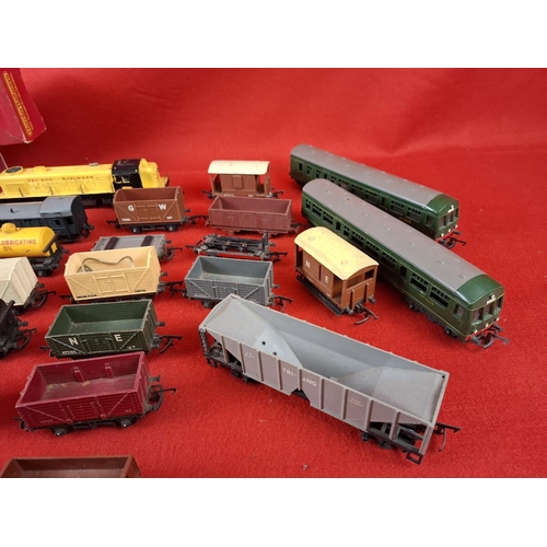 315 - Collection of OO gauge engines and carriages