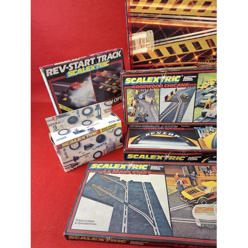 318 - Collection of vintage Scalextric items