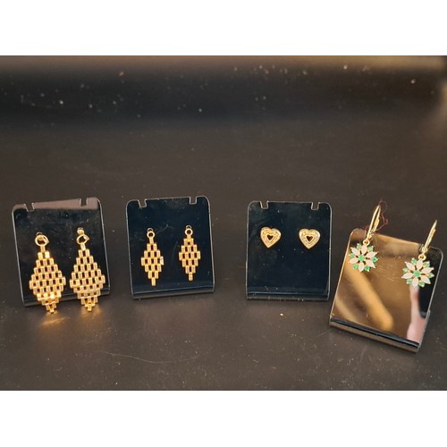 55 - 4 x 9ct gold earrings 6 grams