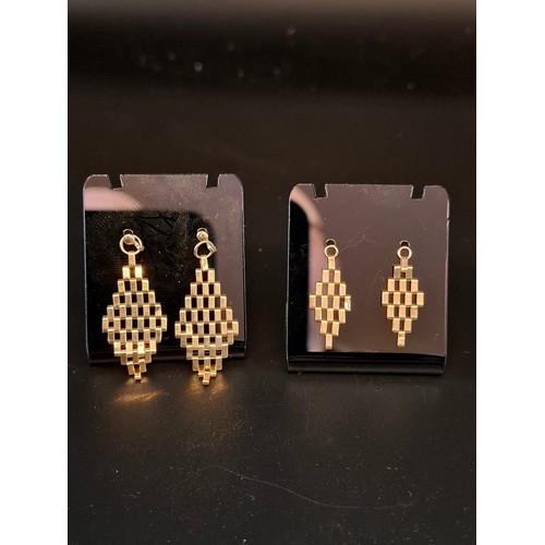 55 - 4 x 9ct gold earrings 6 grams