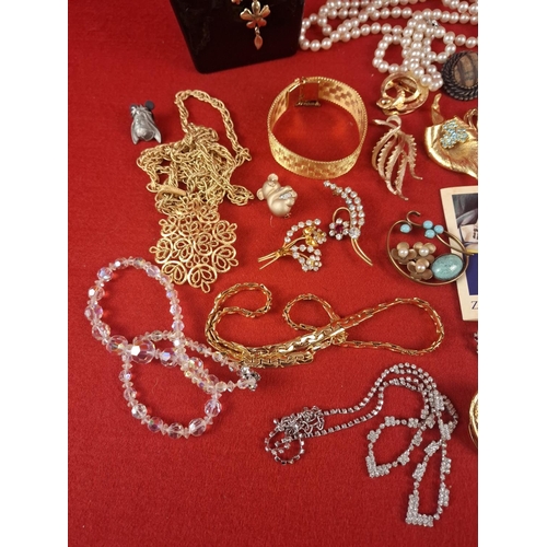 121 - Collection of costume jewellery