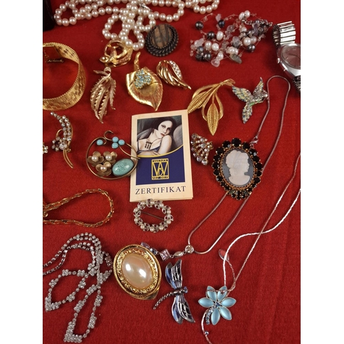 121 - Collection of costume jewellery