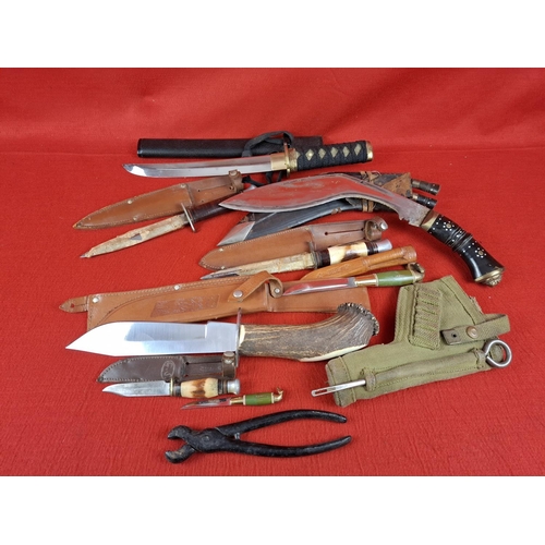 133 - Collection of various vintage knives & daggers (collection only)