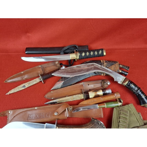 133 - Collection of various vintage knives & daggers (collection only)