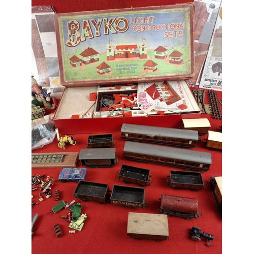 260 - Collection of vintage toys including OO railway & Bayko set