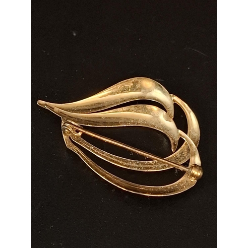 41 - 9ct gold ladies brooch 1.6 grams