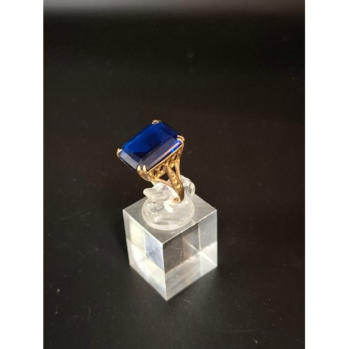 28 - 9ct gold ring 4.8 grams