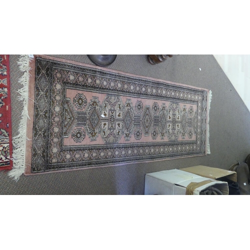 1121 - Geometric Pattern 5' Carpet Runner