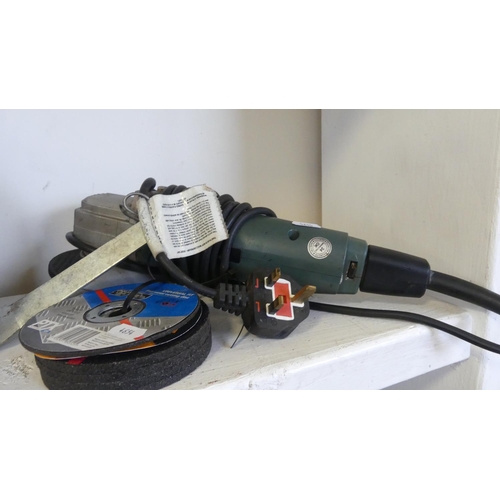 139 - Angle Grinder & 5 Disks