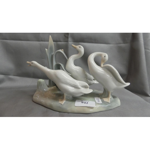 942 - Lladro Porcelain Group - Three Geese.