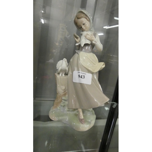 943 - Lladro Figurine - Young Girl with Fantail Doves.