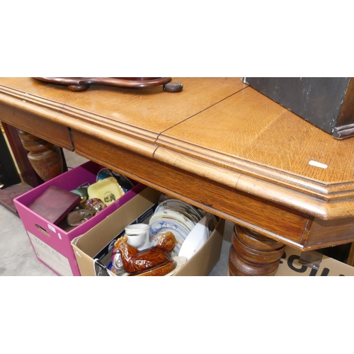 1862 - Victorian Oak Extending Dining Table (no additional leaves).