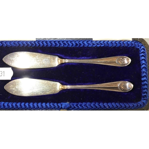 1593 - Pair of Sheffield Silver Butter Knives in Fitted Case, weighing approx 0.8 oz troy.