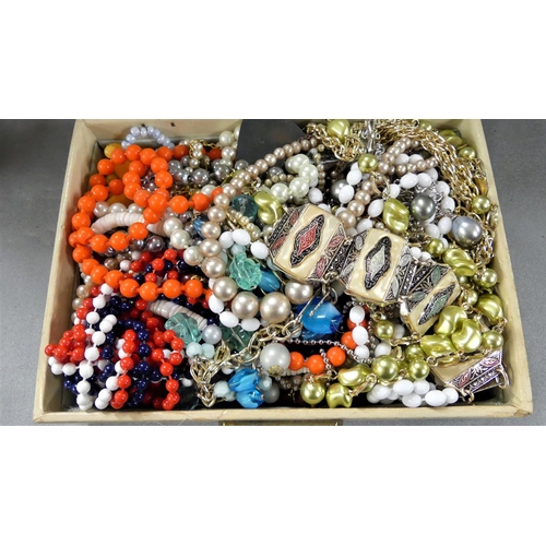 1683 - Jewellery Box - Beads & Necklaces